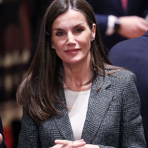 La reina Letizia lleva el vestido midi con zapatos de tacón nude