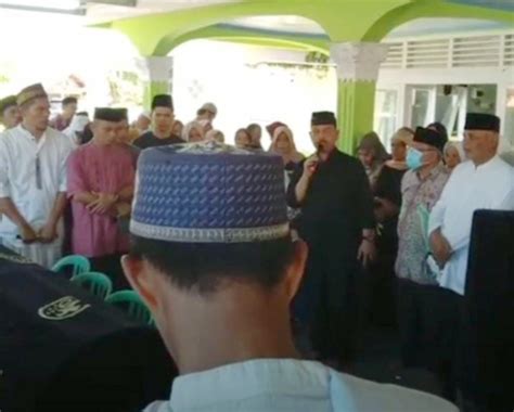 Ketum LKAAM Sumbar Fauzi Bahar Lepas Jenazah Idris Tuanku Mudo Ke