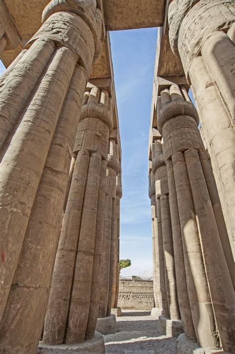 Entalhes Hieróglifos Em Colunas Antigas Do Templo Egípcio Foto de Stock