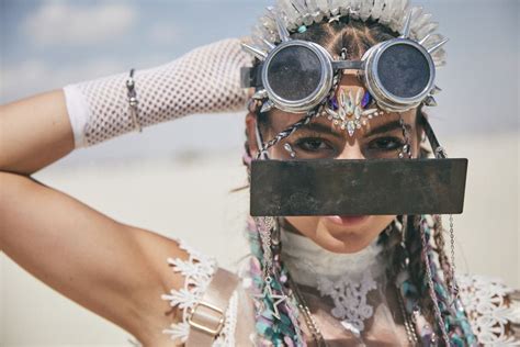 Penampilan Fashion Paling Gila Di Burning Man 2019