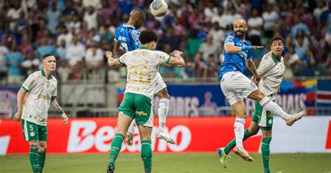 Palmeiras vence Bahia em jogo movimentado e segue na cola do líder no