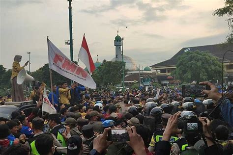 Bupati Dan Ketua Dprd Kabur Saat Debat Dengan Mahasiswa Aksi Tolak