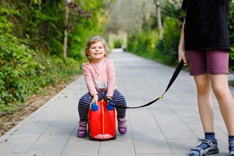 Dos Niños Niña Pequeña Y Dos Niños Caminando Por La Enfermedad