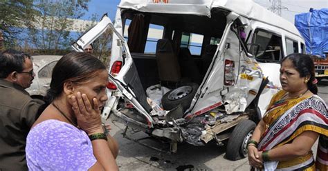 G1 Sobe para 27 o número de mortos em choque entre micro ônibus na