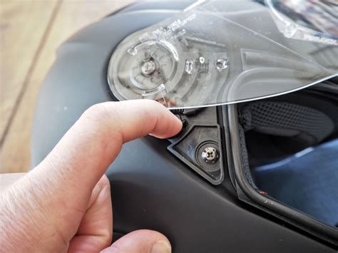 Nettoyer la visière de son casque moto le tuto complet