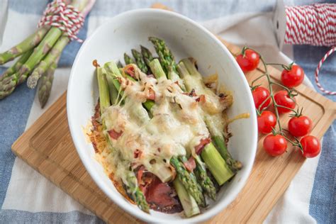 Überbackene Spargel Schinkenrollen mit Tomate und Spinat Landgemachtes