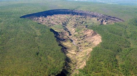 Na Syberii powstał nowy krater głęboki na 50 metrów To wrota do