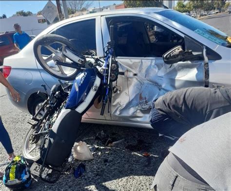 Motociclista termina herido de gravedad tras chocar contra un automóvil