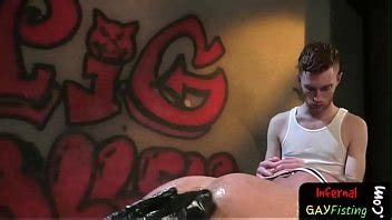 Enorme culo stud puño en trío XVIDEOS