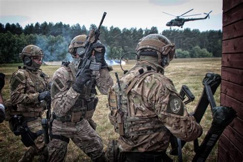 Polish special forces raiding a building during an exercise.[999x666] : MilitaryPorn