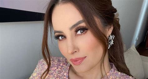 Cynthia Rodríguez luce su pancita de embarazo con vestido cut out