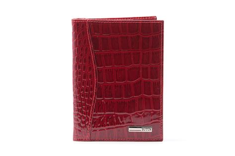 Красная обложка для авто-автодокументов кожаная специально для женщин.