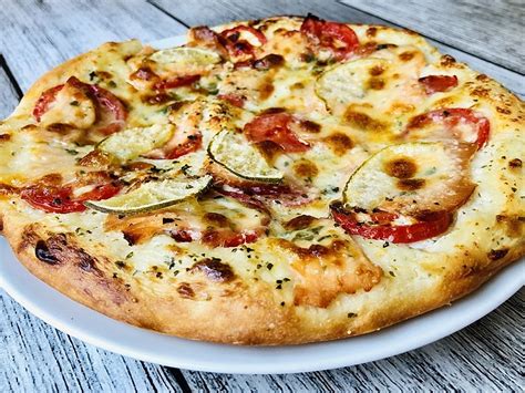 Räucherlachs Limetten Pizza mit Crème fraîche und Dill von