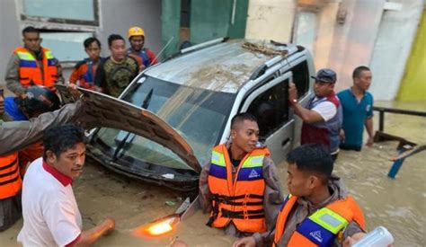 Dramatis Tim Sar Gabungan Evakuasi Warga Dinar Indah Semarang Terjebak