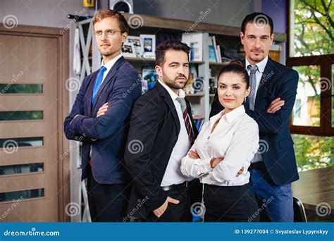 Hombres De Negocios Jovenes Acertados Que Trabajan En Equipo Foto De