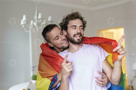 Cari Oso Masculino Gay Pareja Adentro Hombre Abrazando Su Novio Desde Detr S A Hogar Gay