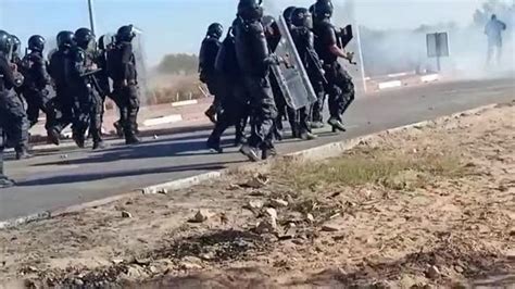 La policía tunecina dispersa con gases lacrimógenos a un grupo de