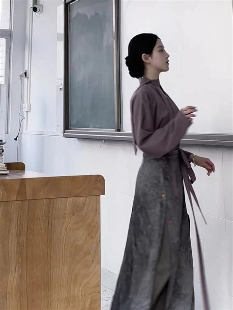 Cô giáo Mỹ thuật đang hot nhất TikTok Mặt đã xinh style đi dạy còn đỉnh hơn