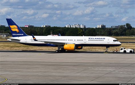 TF ISY Icelandair Boeing 757 223 WL Photo By Tomas Milosch ID