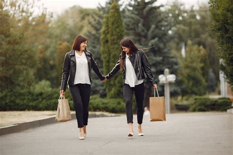 Madre E Hija Adulta Con Bolsa De Compras Foto Gratis