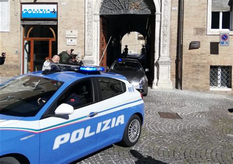 Macerata Sorpreso A Casa Di Un Amico Rapinatore Finisce In Carcere