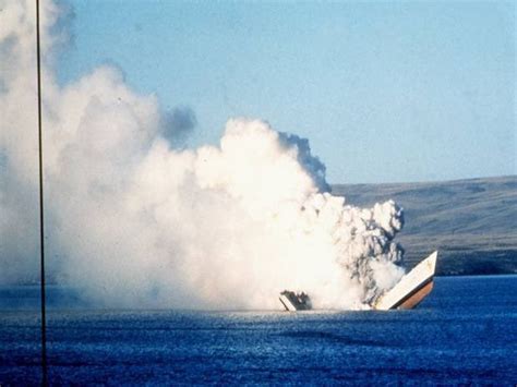 40 years ago, HMS Antelope is hit by two bombs from Argentine A4 ...