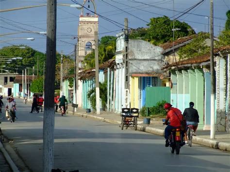 En la calle martí al fondo la iglesia católica Mapio net