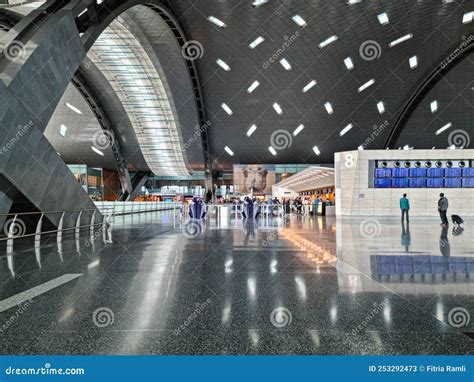 Interior Del Nuevo Aeropuerto Internacional De Hamad En Doha Qatar Foto De Archivo Editorial