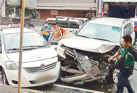 10 hurt in 12-vehicle smashup in Mandaluyong | Philstar.com