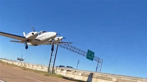 Impactante Aterrizaje De Una Avioneta En Plena Avenida De Texas Hay