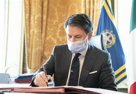 Coronavirus Conte Firma Il Nuovo Dpcm Natale Napolitan It