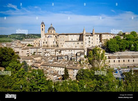 Una Vista De La Ciudad De Urbino Urbino Es Una Ciudad Amurallada En La