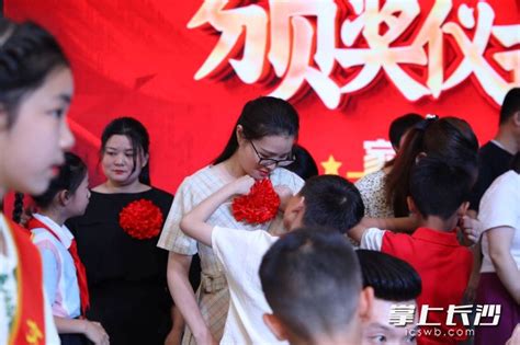 雨花区枫树山东南海小学：“我为爸妈戴上大红花” 科教 长沙晚报网