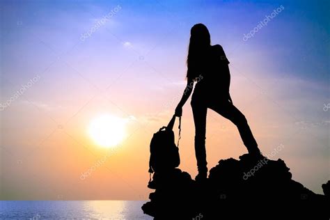 La Silhouette De La Jeune Fille Avec Sac Dos Au Coucher Du Soleil