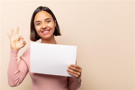 Mujer Latina Joven Que Se Siente Feliz Relajada Y Satisfecha Mostrando Aprobaci N Con Gesto