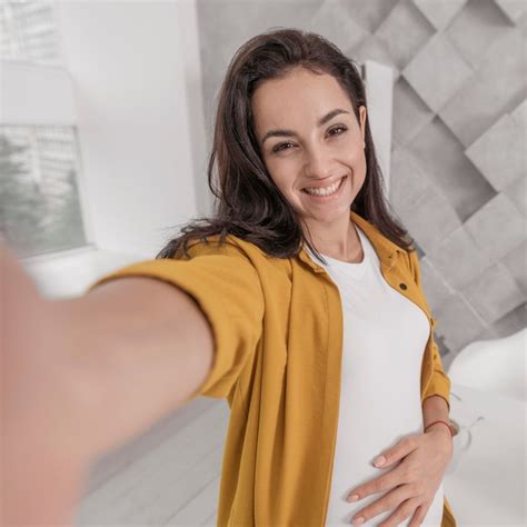 Femme Enceinte Prenant Un Selfie Photo Gratuite