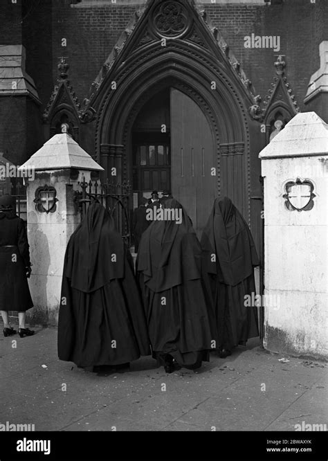 Nuns England 20th Black And White Stock Photos And Images Alamy