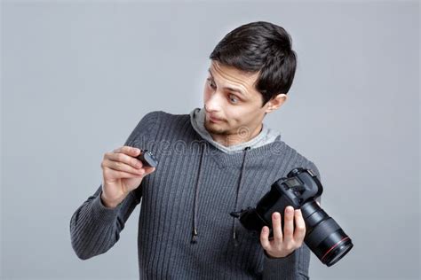 El Fotógrafo Joven Puso La Cámara El Individuo Aprende Fotografiar