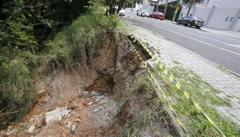 Calçada é engolida por deslizamento em Curitiba medo tomou conta da