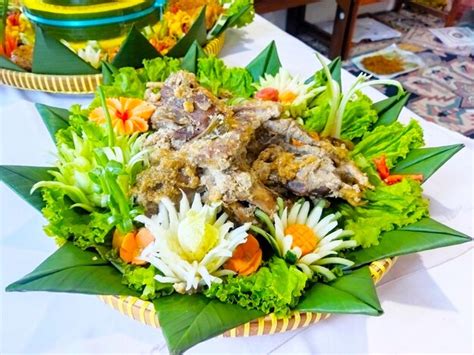 Pollo Amigo Para La Ceremonia Usando O Tumpeng La Comida Tradicional