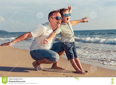 Pai E Filho Que Jogam Na Praia No Tempo Do Dia Imagem De Stock Imagem