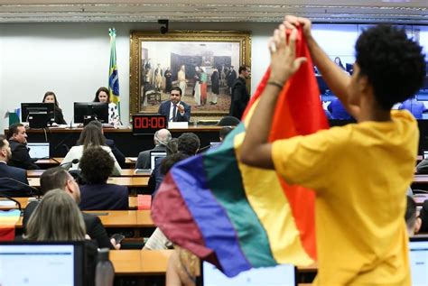 Comissão da Câmara aprova projeto que proíbe casamento homoafetivo