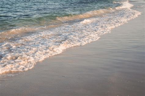 Onda Suave Do Oceano Azul Na Praia De Areia Branca Foto Premium