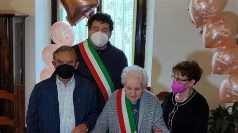 Nonna Dina Compie Cento Anni Gli Auguri Del Sindaco