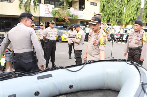 Kapolres Tanjung Perak Cek Kesiapan Pengamanan Malam Tahun Baru