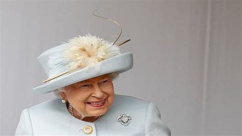 Queen Elizabeth II had a special phone for only 2 people? Find out more ...