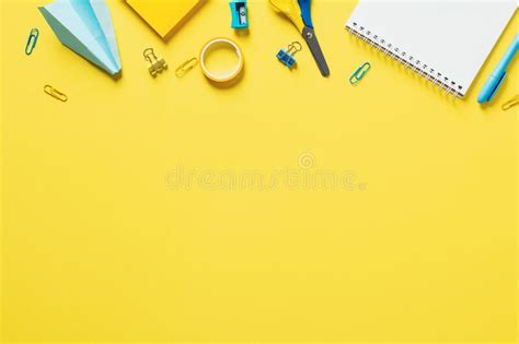 Borde De Cuadro Hecho De Material Escolar Y Papel De Fondo Amarillo