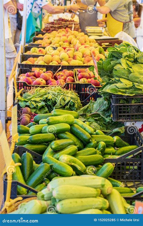 Verse Groenten En Fruit In Een Landbouwers Landbouw Openluchtmarkt