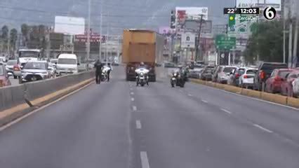 Tr Iler Queda Atorado En Paso A Desnivel En Av Gonzalitos Monterrey