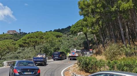 Costiera Amalfitana Furgone Anas Perde I Segnali Per Strada Positano